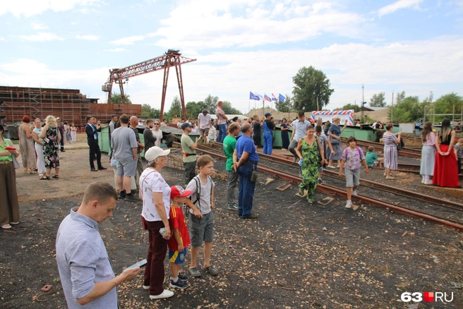 Сотни самарцев пришли посмотреть на спуск катамарана | Источник: Евгений Зиновьев / 63.RU