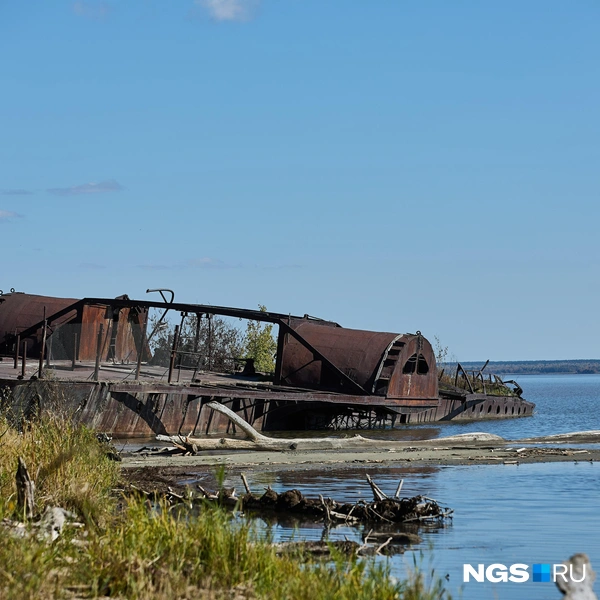 Со стороны может показаться, что «Михаил Фрунзе»&nbsp;— идеальное место для фотосессий, и еще пару лет назад так оно и было. Но недавно ведущую на палубу лесенку срезали, и теперь, чтобы залезть на корабль, надо либо пройти по воде до колеса, либо хорошо уметь подтягиваться | Источник: Александр Ощепков / NGS.ru