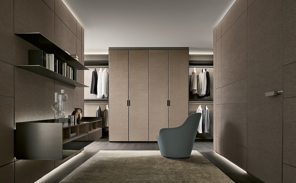 «Новая система панелей-буазери Modulor — блестящий союз дизайна и стиля Rimadesio. Коллекция создает идеальное взаимодействие между функциями и архитектурой интерьера и предназначена для жилых, рабочих, гостиничных и торговых помещений». — говорит СЕО Rimadesio Давиде Мальберти (Davide Malberti) www.rimadesio.it | mcmaison.ru