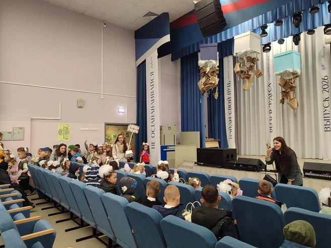 После линейки для детей организовали развлекательную программу в актовом зале. Учителя, ученики и родители отмечают общий праздник | Источник: Мария Тищенко / NGS.RU