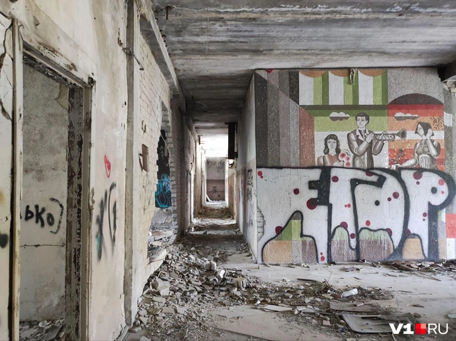 Судя по планировке, панно находится в главном холле здания | Источник: Денис Паустовский / V1.RU