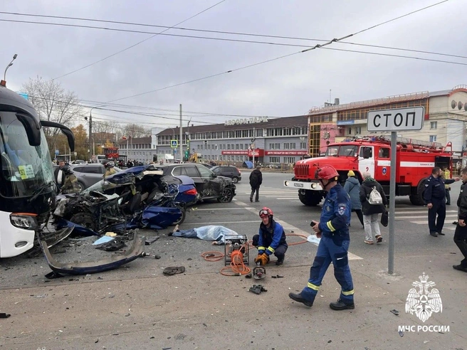 Страшная авария произошла на перекрестке Кирова и Удмуртской | Источник: пресс-служба МЧС Удмуртии