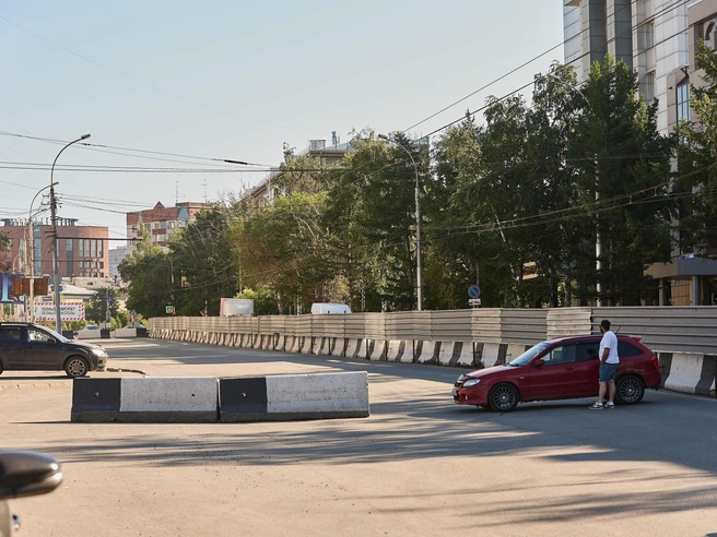 Ещё один участок перекрытого проспекта Димитрова у дома № 7. | Источник: Александр Ощепков / NGS.RU