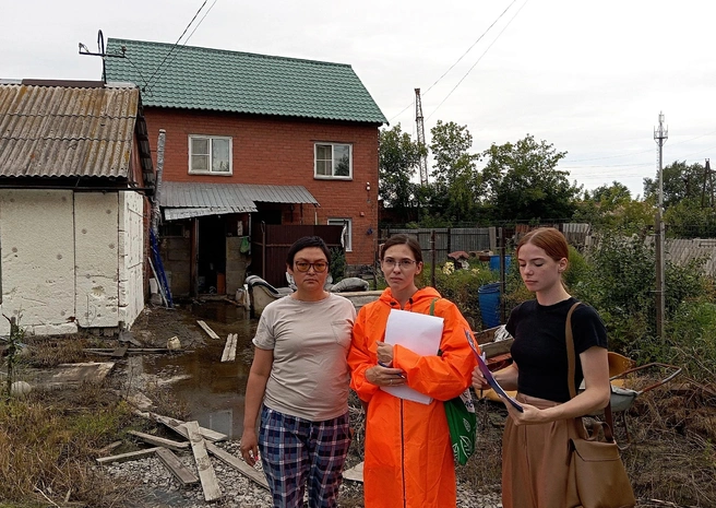 «Волонтеры подтопления» ходили по затопленным домам, собирали фотоотчеты для страховых и администрации города | Источник: Олеся Горкунова