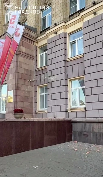 Белгородский губернатор Вячеслав Гладков чуть не попал под удар: правительство области атаковали, когда он шел на работу | Источник: скриншот из видео в телеграм-канале Вячеслава Гладкова