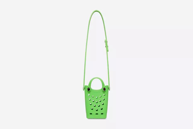 Mini summer: резиновый чехол для телефона из коллаборации Balenciaga's Crocs