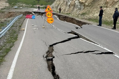 Движение на трассе Касумкент-Цмур закрыто из-за оползня