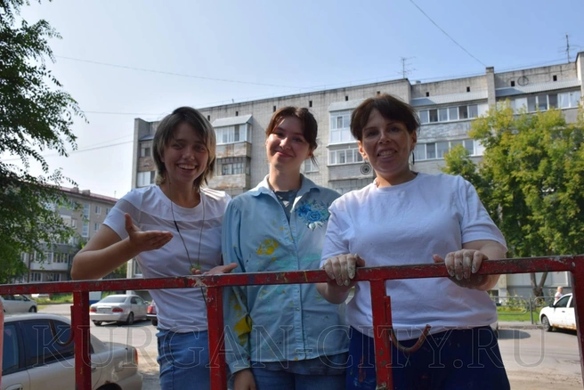 Художники, которые работают над муралом | Источник: пресс-служба администрации города Кургана