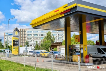 Машины двигаются вперед медленно | Источник: Дмитрий Толстошеев / MSK1.RU