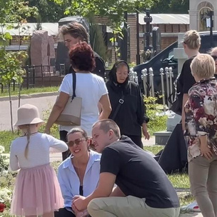 5-летняя дочь Заворотнюк приехала к ней на могилу с папой Петром Чернышевым — фото
