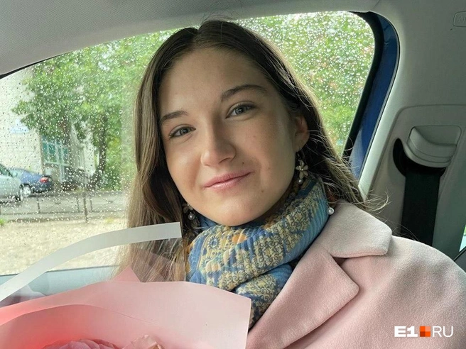 Три года девушка носила ортокератологические линзы для восстановления зрения, их надо менять раз в год. Через линзы в глаз могла попасть инфекция, вызвавшая воспаление | Источник: Юлия Токарева, мать погибшей