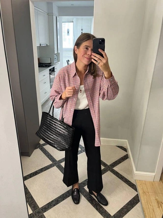 Лучшие базовые футболки, чтобы носить со свитерами, жакетами и рубашками