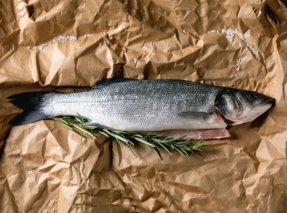 Рецепт недели: сибас в тесте с соусом «Шорон» | marieclaire.ru