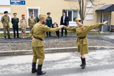 Ветеранам Южно-Сахалинска устроили парады во дворах