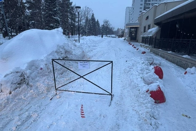 В Челябинске тротуар перегородили забором из-за парковки Toyota Camry