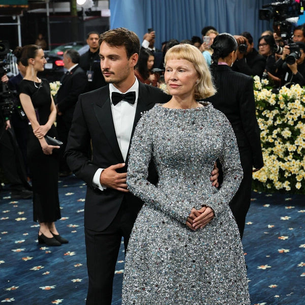 Памела Андерсон с сыном на Мет гала 2025 | Источник: Getty Images