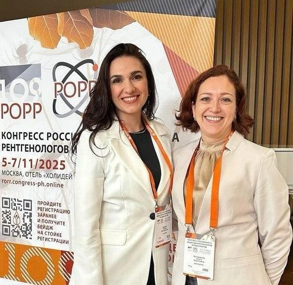 Врач-рентгенолог Шерман Ксения Михайловна и д.&nbsp;м.&nbsp;н., н.&nbsp;с., врач-рентгенолог Богомякова Ольга Борисовна на конгрессе Российского общества рентгенологов и радиологов | Источник: «МРТ технологии» МТЦ СО РАН