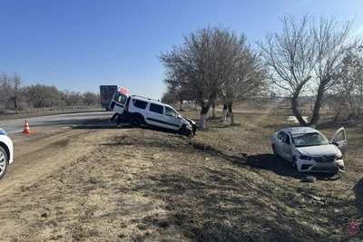 На трассе Волгоград-Луганск иномарка протаранила машину с анализами