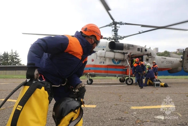 В эвакуации участвует медик | Источник: «МЧС России» / Telegram