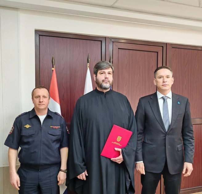 Протодиакона Вениамина Манихина (в центре) пригласили в мэрию и вручили благодарность. На фото священник вместе с полковником полиции Александром Бросовым и Ильей Сухих | Источник: Илья Сухих / t.me