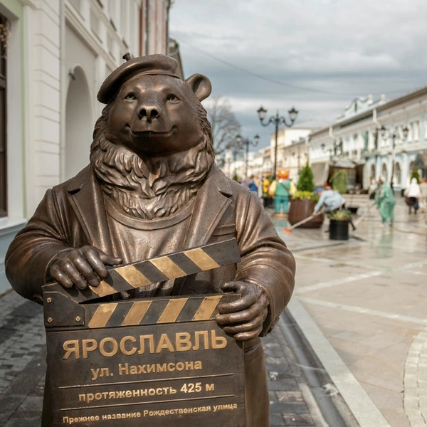 В тематической кинозоне в пешеходном центре появился медведь-режиссер | Источник: Александр Куренной / 76.RU