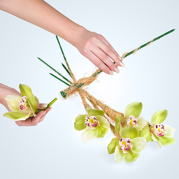 Обрезаем наши орхидеи и сразу же вставляем цветы в флористические колбочки (чем меньше цветочный срез будет соприкасаться с воздухом, тем лучше).