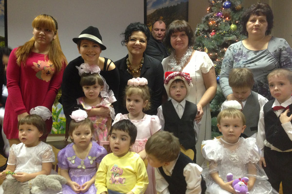 Мария Кожевникова с воспитанниками и персоналом социального приюта для детей и подростков