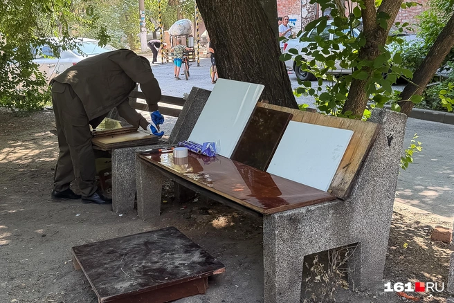 Ту самую лавочку криминалисты изъяли только на девятые сутки после трагедии | Источник: Евгений Вдовин / 161.RU