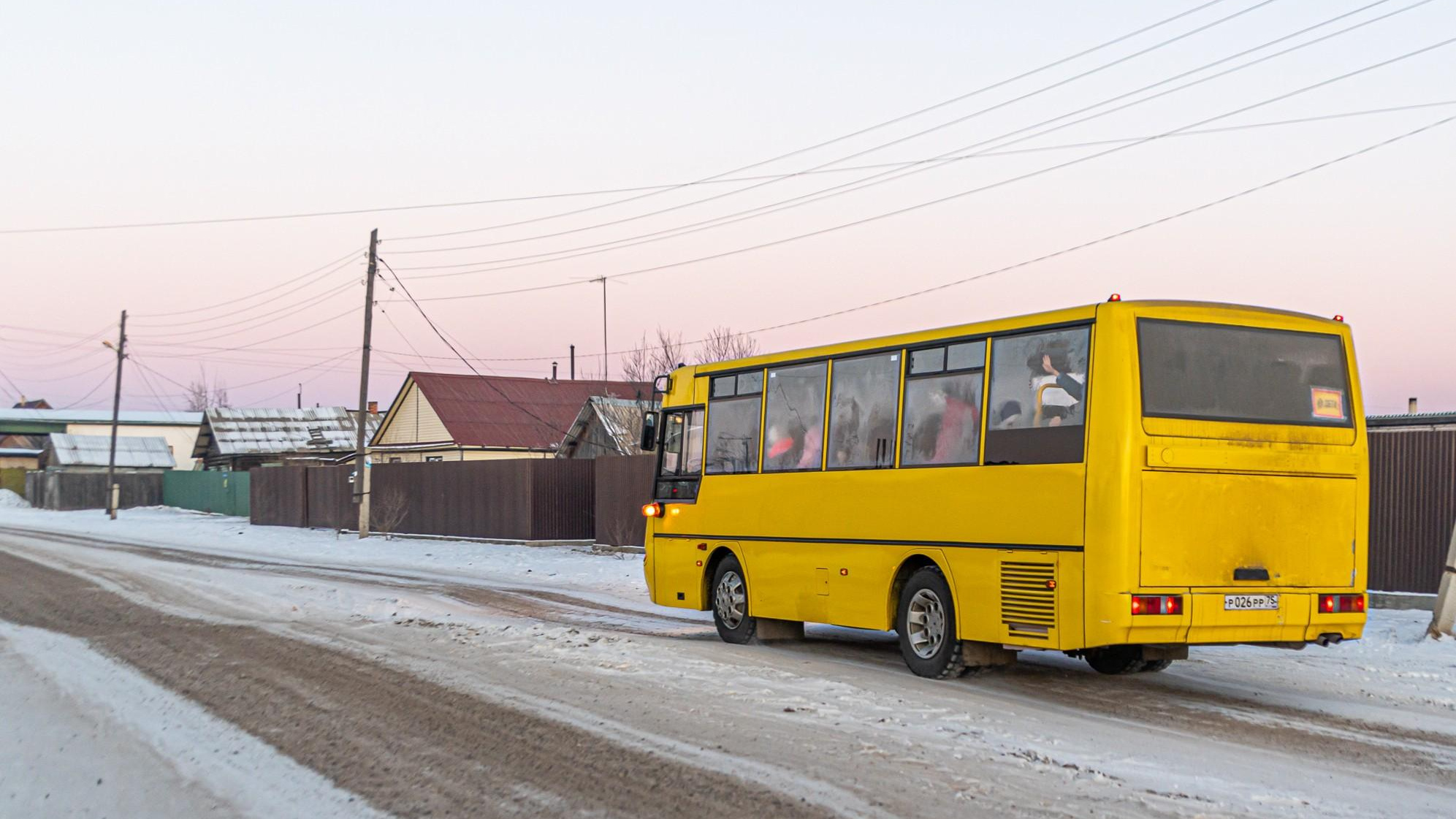 «Дети ходят по трассе в темноте»: в Ярославской области уволился единственный водитель школьного автобуса