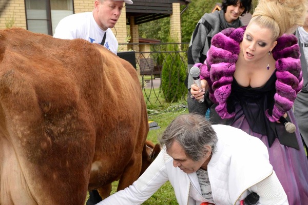 Бари Алибасов впервые доит корову