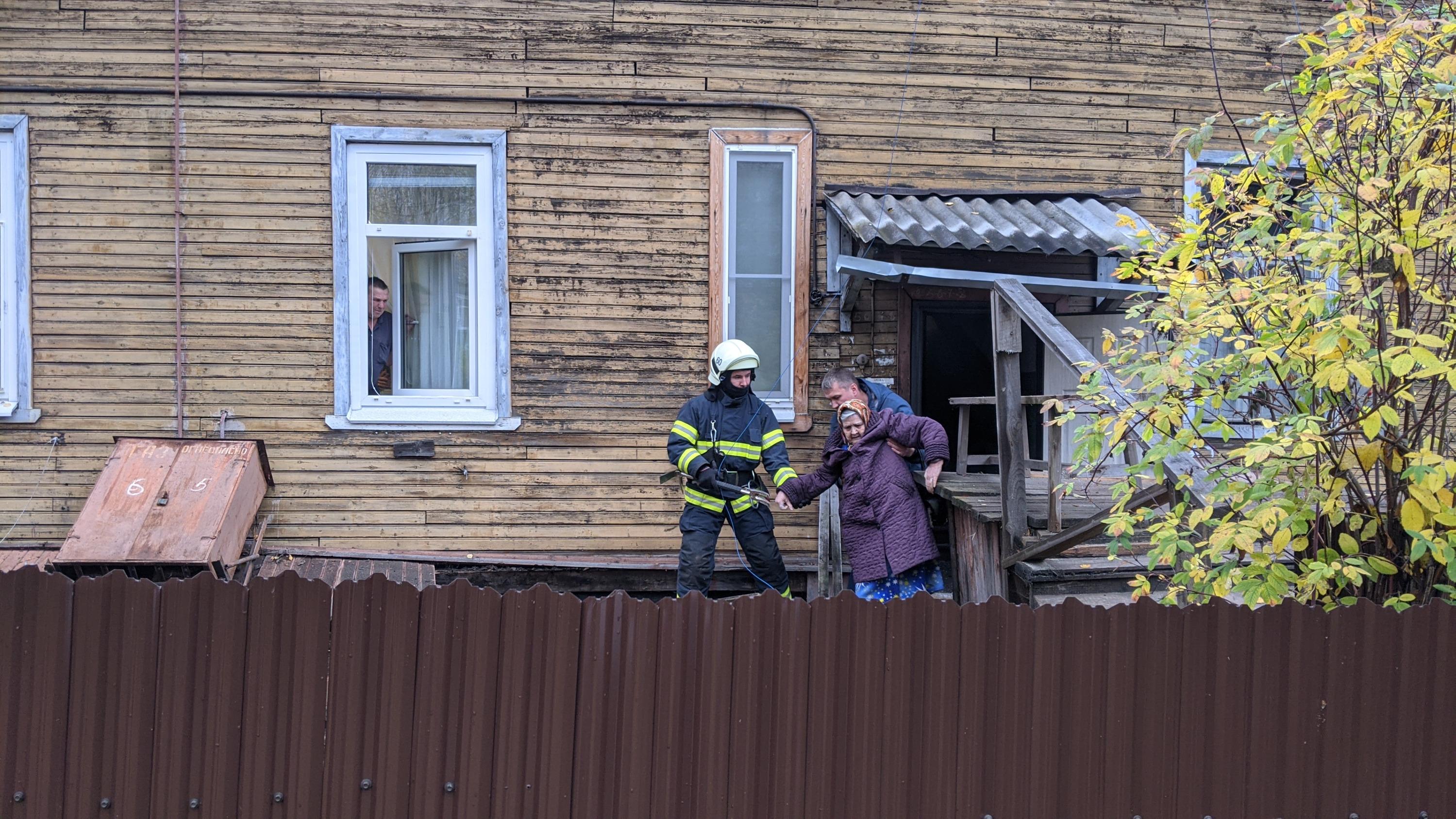 В Архангельске сошел со свай жилой деревянный дом на Розы Люксембург 44  корпус 1 - 9 октября 2020 - 29.ру