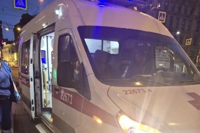 Петербуржец напился, съел стекло и разбил дверь скорой