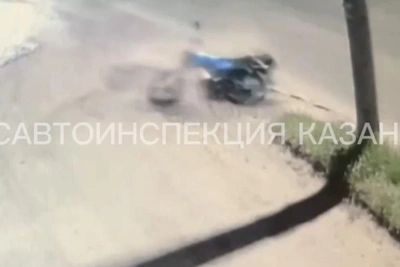 52-летний мужчина разбился на мопеде в Казани: видео