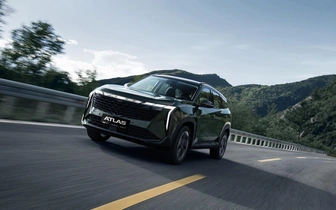В России представили новую полноприводную версию кроссовера Geely Atlas