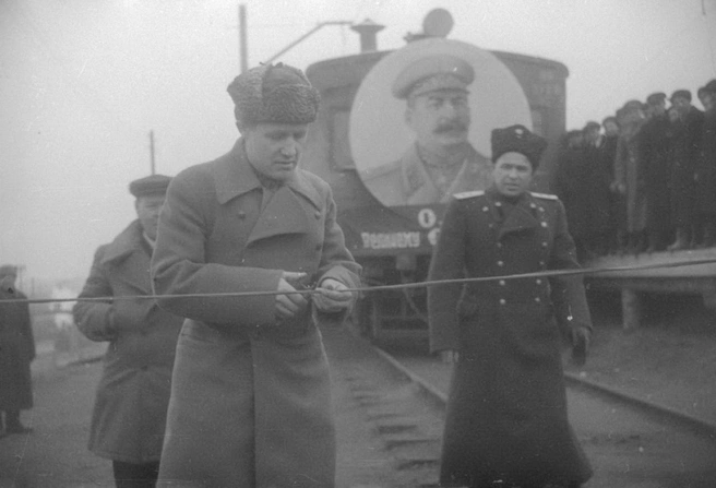 Ленту перед электричкой перерезает Первый секретарь обкома ВКП(б) (по нынешним временам&nbsp;— губернатор) Василий Гаврилович Жаворонков | Источник: фотофонд Самарского областного государственного архива социально-политической истории