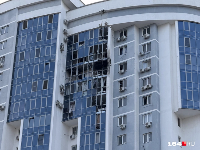 БПЛА разрушил верхние этажи ЖК в Энгельсе: жителей скоро пустят домой — фото с места происшествия | Источник: Сергей Петунин / 164.RU