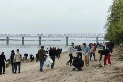Волонтеры очистили километр берега Зеи в Благовещенске