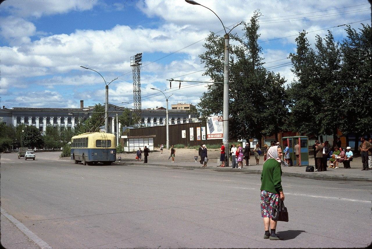 Привокзальная площадь, вид на железнодорожный техникум. 1975 год | Источник: Фото Жак Дюпакье / группа «Чита&nbsp;— фото из прошлого» во «ВКонтакте»