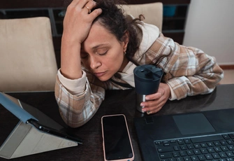 «Достала всех на работе выдуманными правилами, но ничего не могу поделать: бешусь, когда что-то не по-моему»