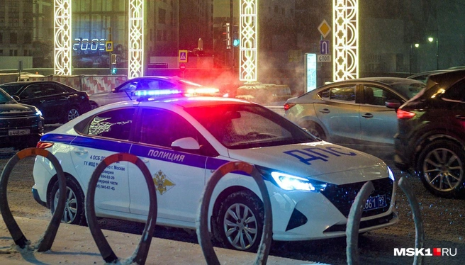 Если автомобиль полиции (включая ГАИ) едет с включенной «люстрой», но без звукового сигнала, обязанности уступать дорогу не наступает | Источник: Артем Устюжанин / MSK1.RU