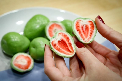 Huge Green Crunchy Strawberry Appears in Voronezh Markets