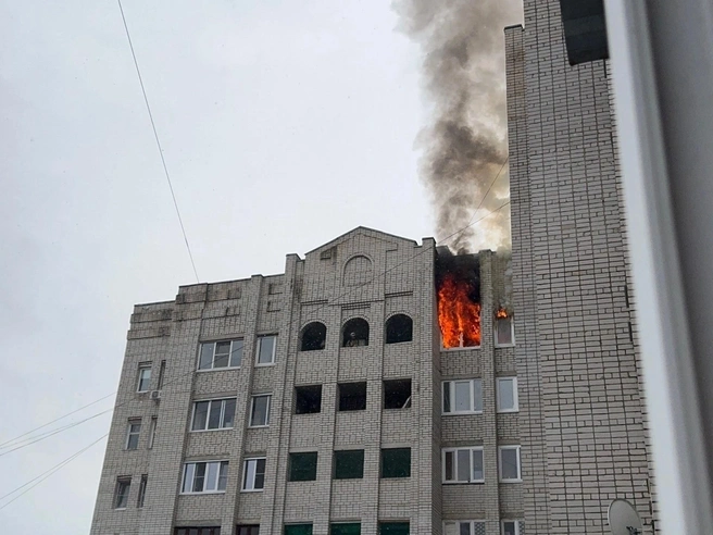 Трехкомнатная квартира на десятом этаже выгорела полностью; председатель ТСЖ предложила помощь | Источник: Юлия Михайлова / vk.com