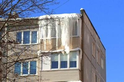 Крупные сосульки на доме по улице Калинина в Туле