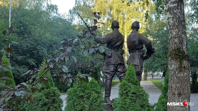 Разглядеть памятник можно среди деревьев на школьном дворе | Источник: Анна Голубницкая / MSK1.RU