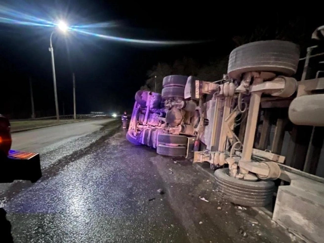 Дорога покрыта разлитым дизельным топливом | Источник: источник: спасательная служба МАСС