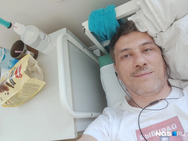 Еще с опухшим носом — сразу после того, как сняли повязку | Источник: Илья Калинин / NGS.RU