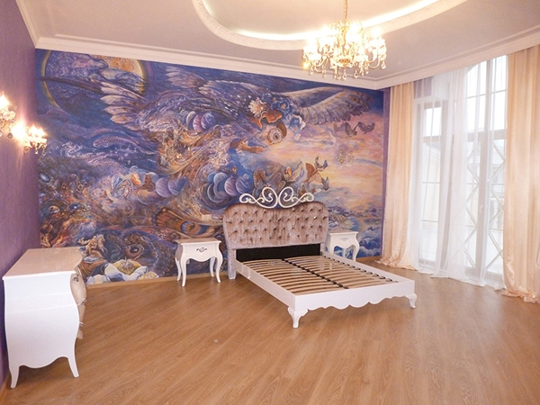 Стены во многих   комнатах украшены  огромными фресками