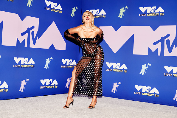 Эпоха «голых» платьев возвращается: Майли Сайрус в абсолютно прозрачном образе на премии MTV
