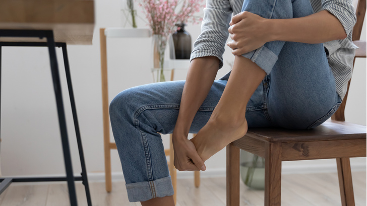 Опухают ноги: врач объяснила, как отличить безобидные отеки от опасных