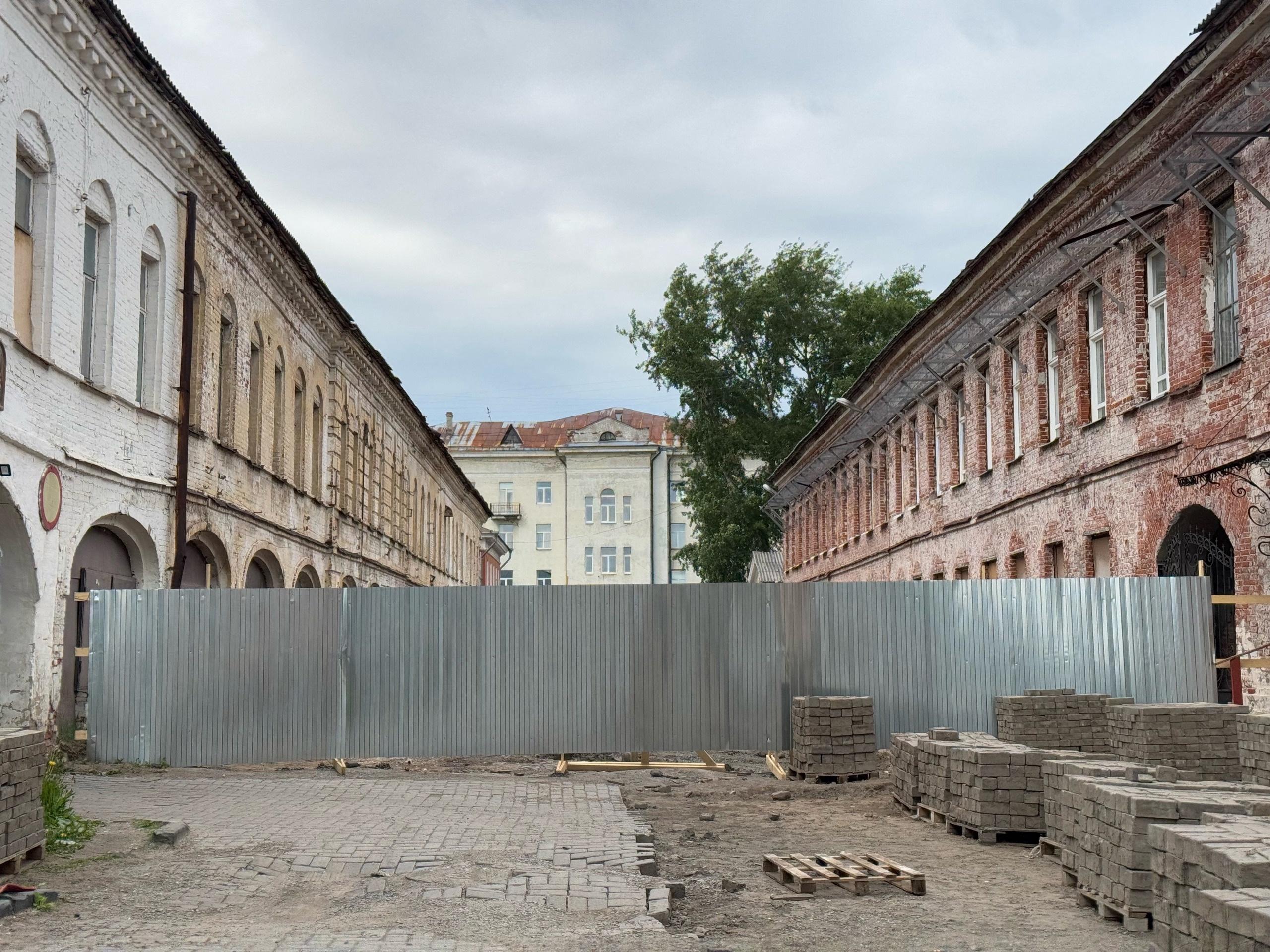 В Архангельске огородили Банковский переулок: что делают за забором